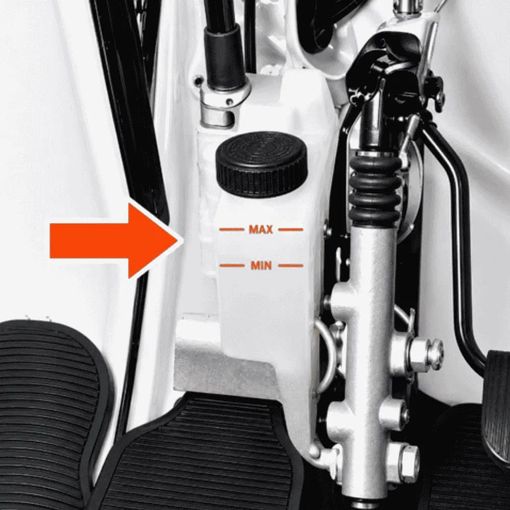 Brake oil reservoir on master cylinder