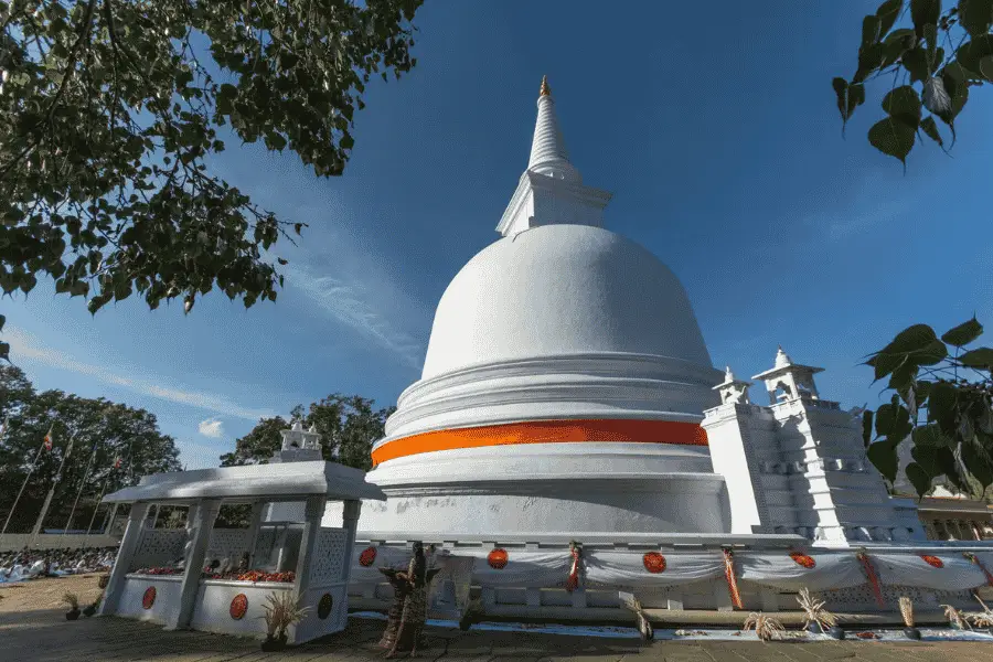 Mahiyangana Raja Maha Vihara — white stupa and sacred Buddhist temple in Mahiyanganaya, Sri Lanka