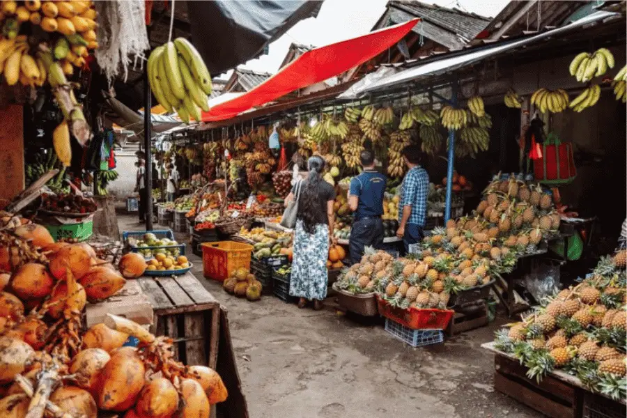 Kandy Central Market street life — local vendors, spices, and tropical fruit stalls in Sri Lanka